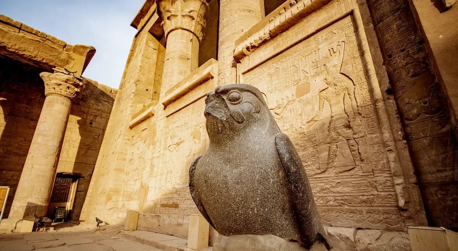 Estatua de Horus, con forma de halcón, en el templo de Edfu