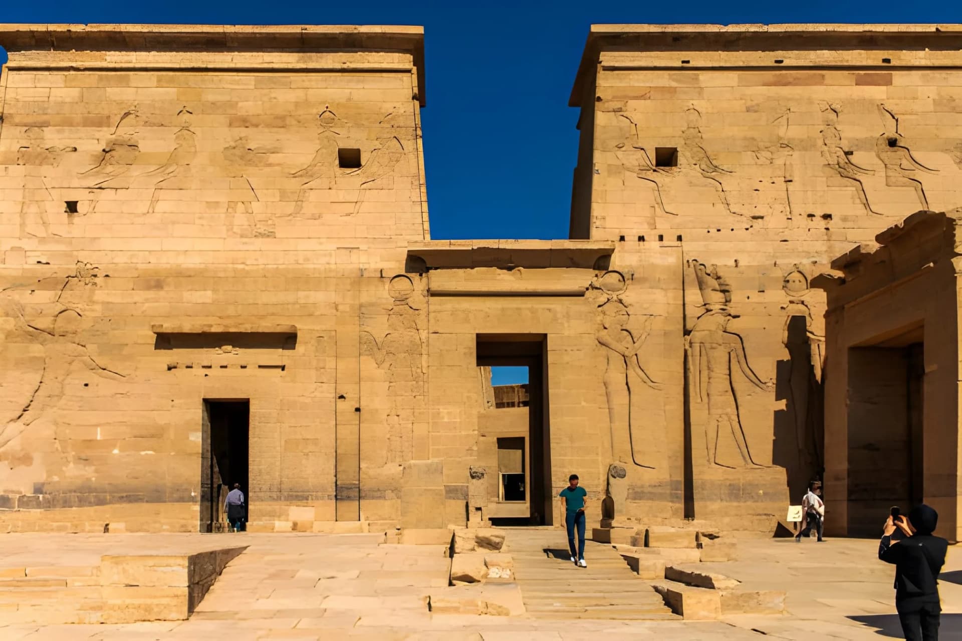 Primer pilono del templo de Philae, con visitantes