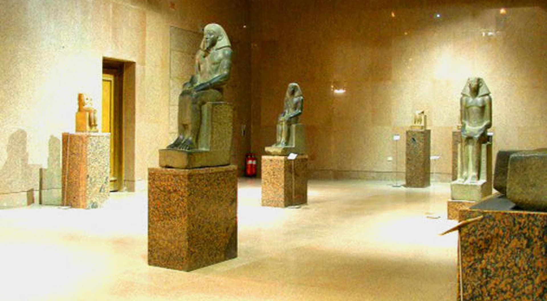 Sala del Museo Nubio de Asuán con estatuas de granito
